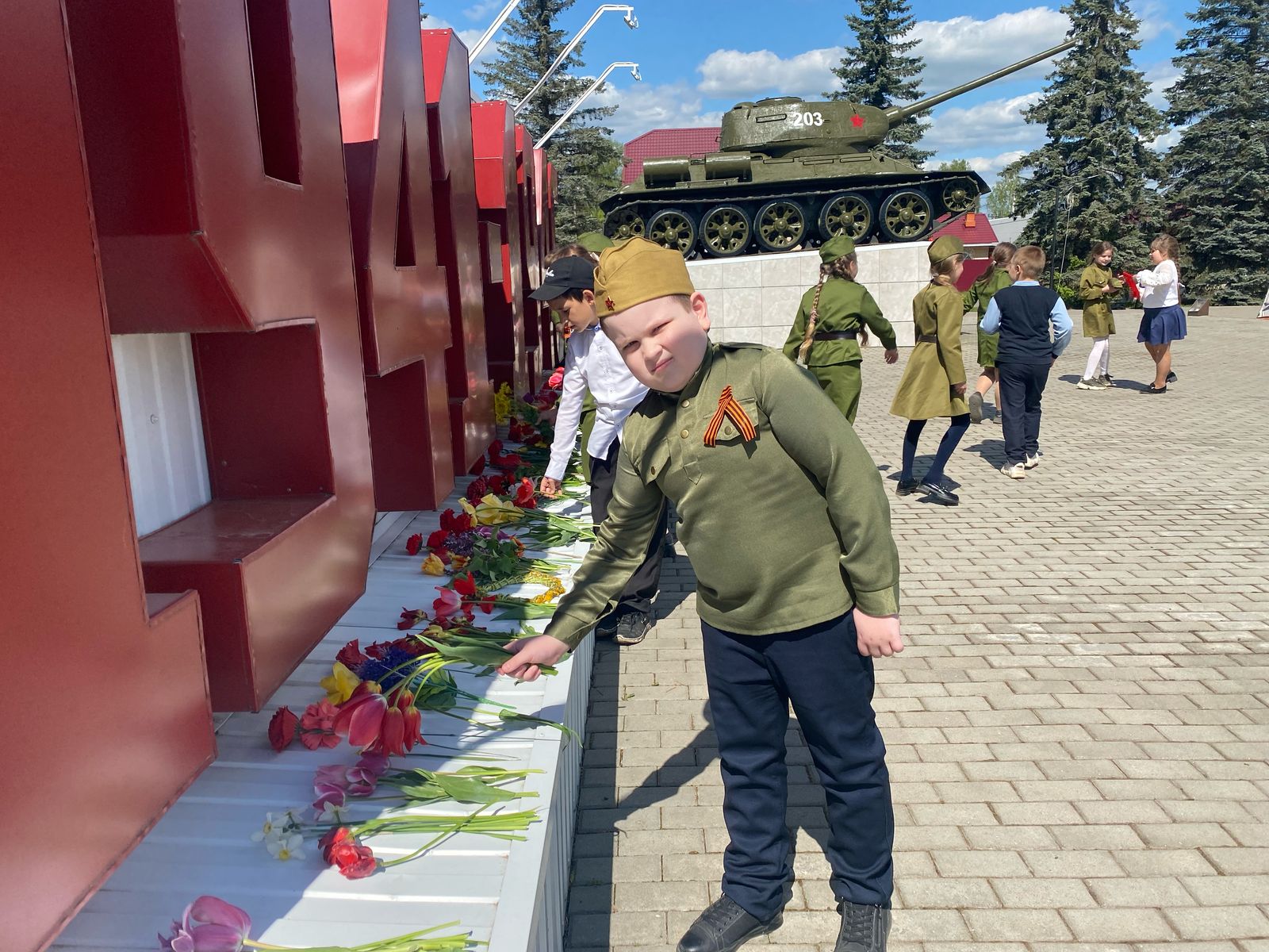 Возложение цветов в памятникам воинской славы.
